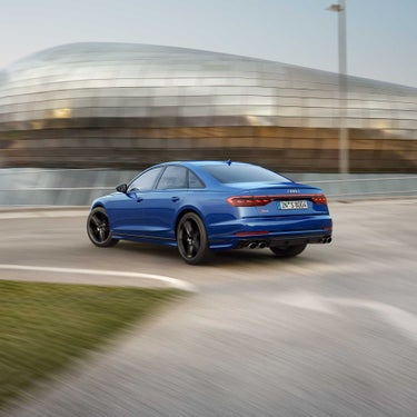 Side rear view Audi S8