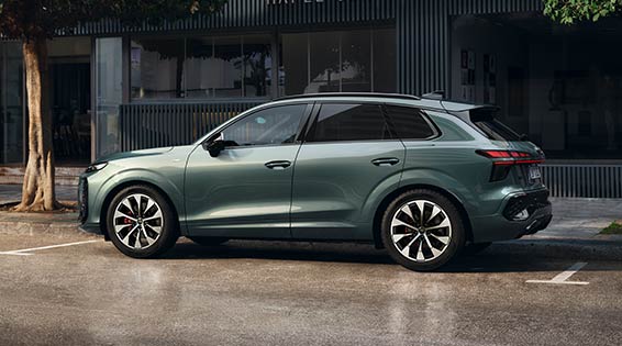 Audi アウディ　Q3 Q5 Audi Q3 Vs. Q5 - Which Luxury SUV Is Better?