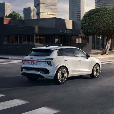 Vue latérale dynamique Audi Q3 SUV e-hybrid