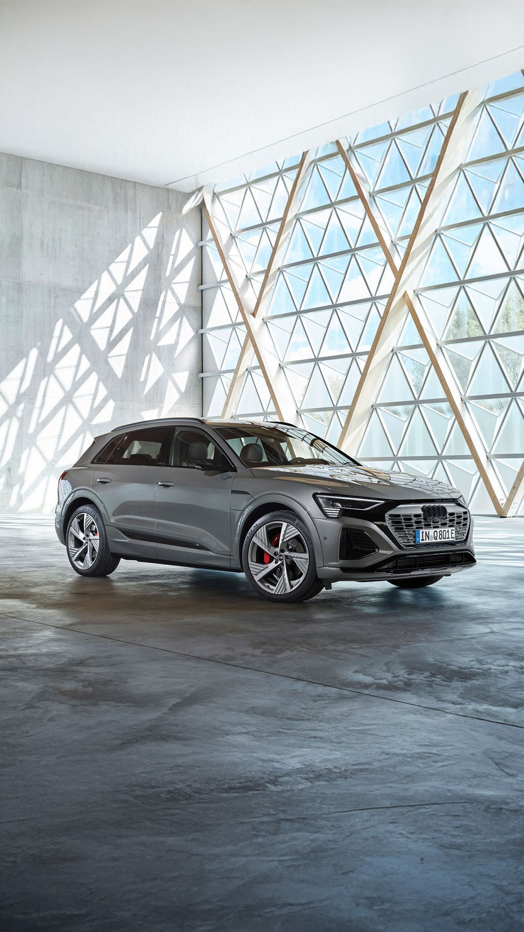 Audi Q8 e-tron steht vor einer Fensterfront