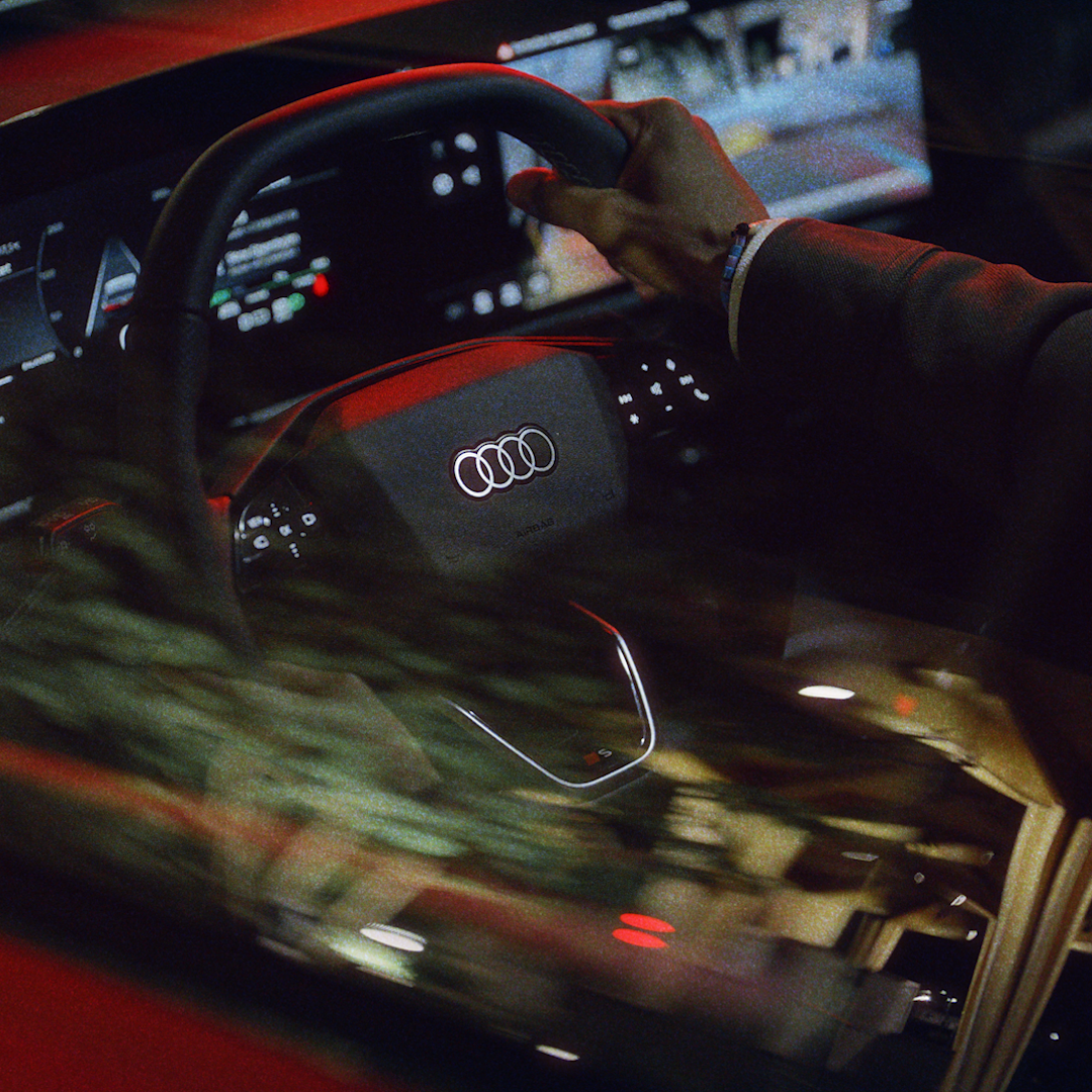 En person bag rettet på en A6 e-tron 