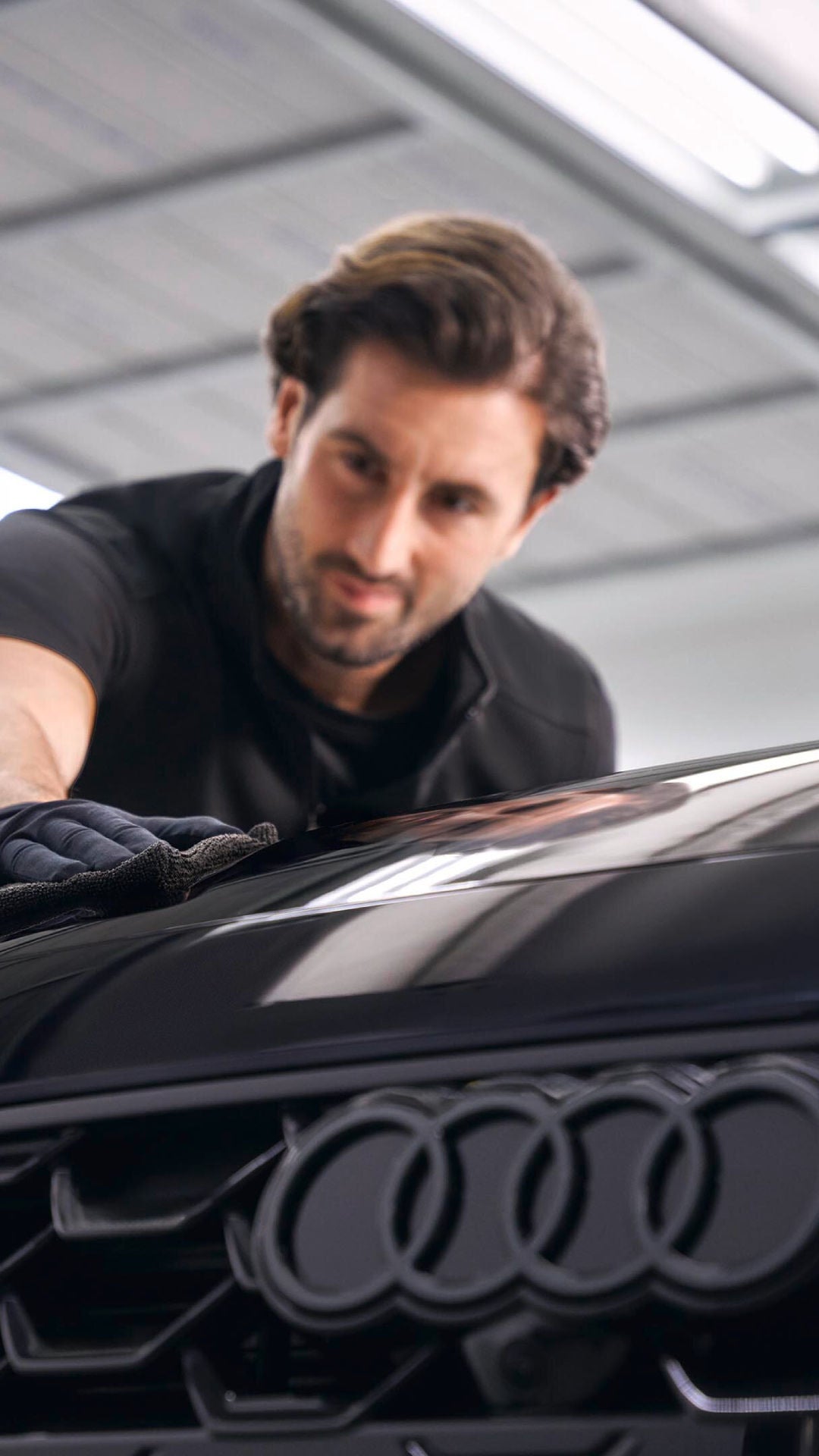 addetto controlla la carrozzeria di una vettura Audi