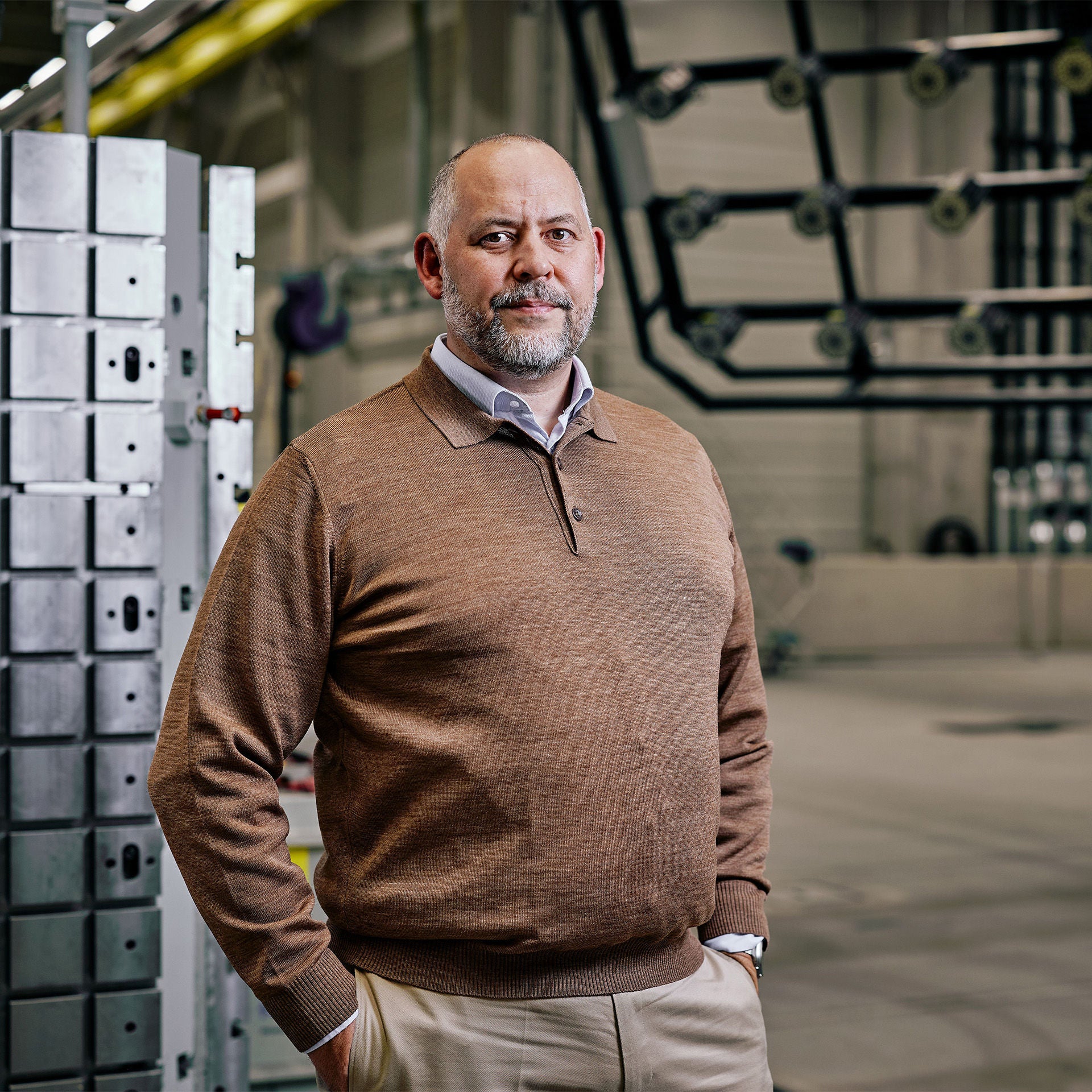 Herr Schuller steht im Audi Fahrzeugsicherheitszentrum und schaut in die Kamera