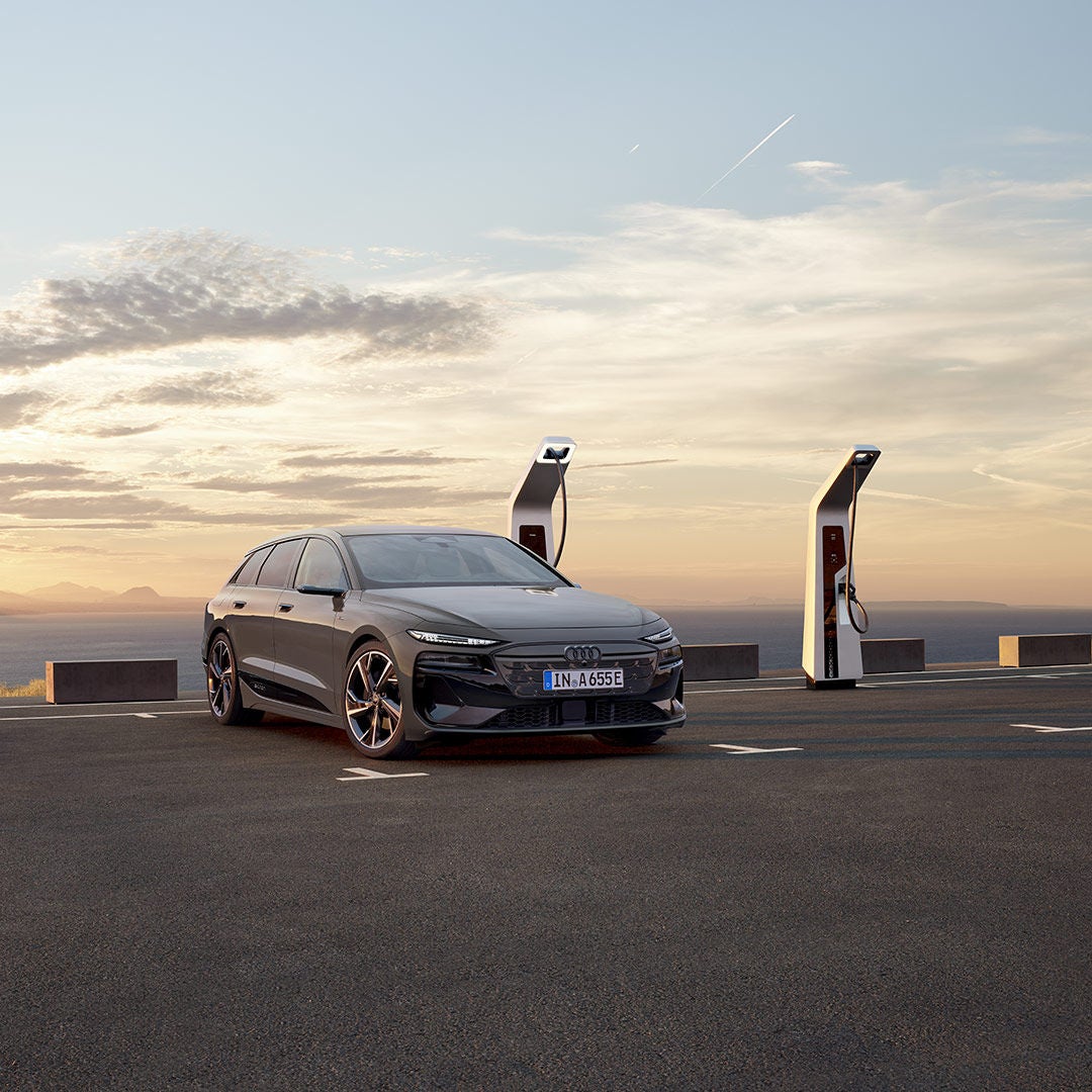 L’Audi A6 Avant e-tron se recharge à une borne de recharge publique