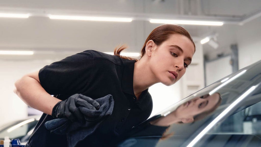 車両を拭くメカニック