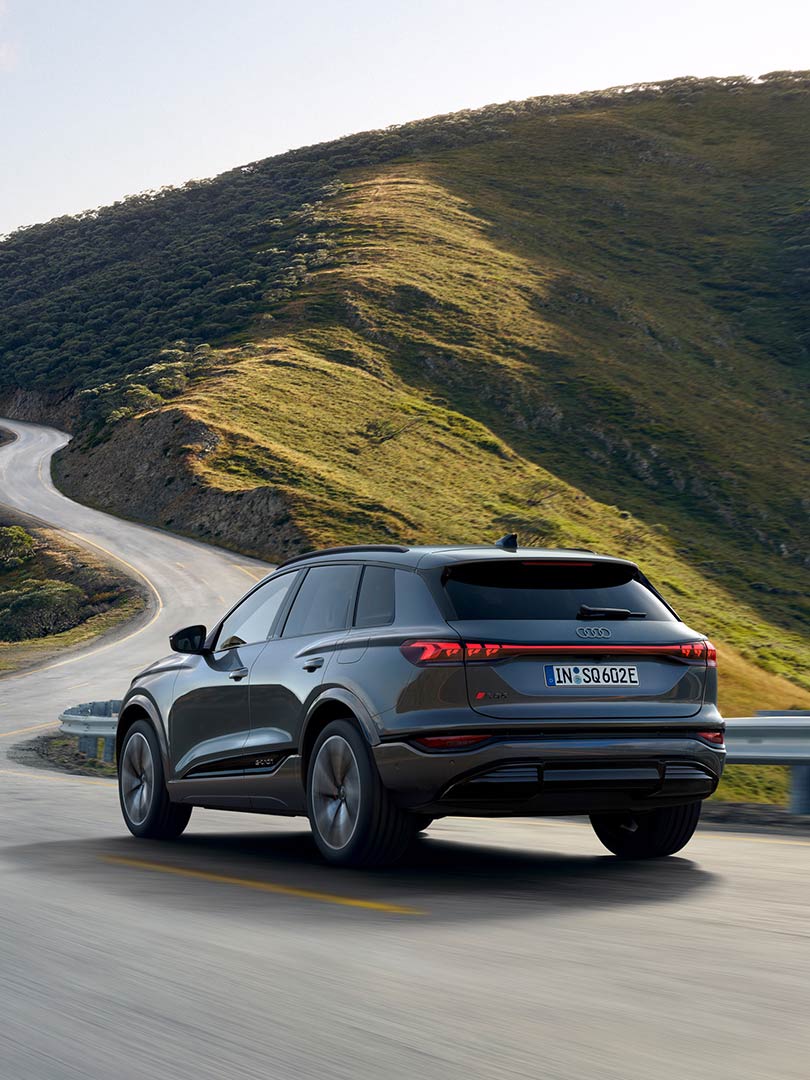 SQ6 Sportback e-tron kör i ett bergslandskap.