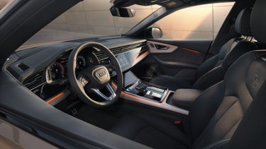 Blick ins Fahrerfenster des Q8 SUV auf das Cockpit und die vorderen Sitze.