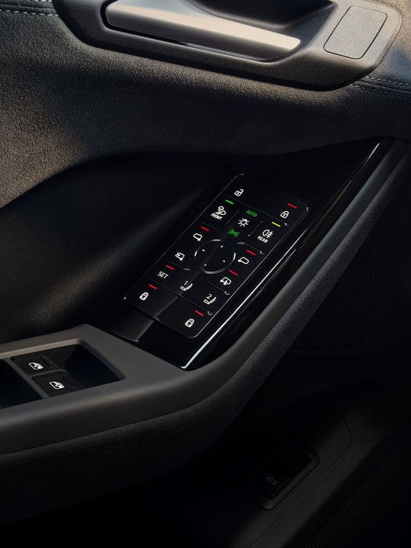 Türbedienfeld mit zahlreichen Tasten für Licht-, Spiegel- und Fenstersteuerung.