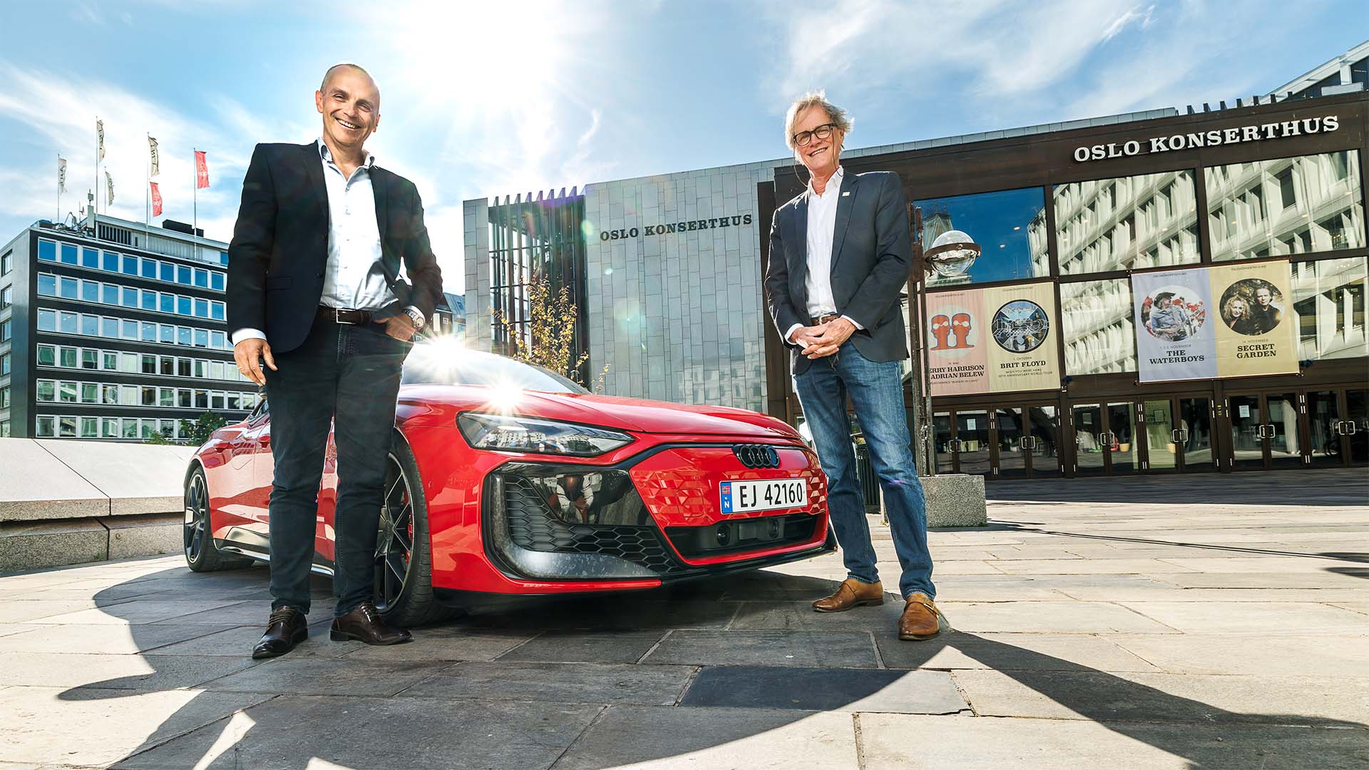 Harald Edvardsen-Eibak og Jørgen Roll foran Oslo Konserthus