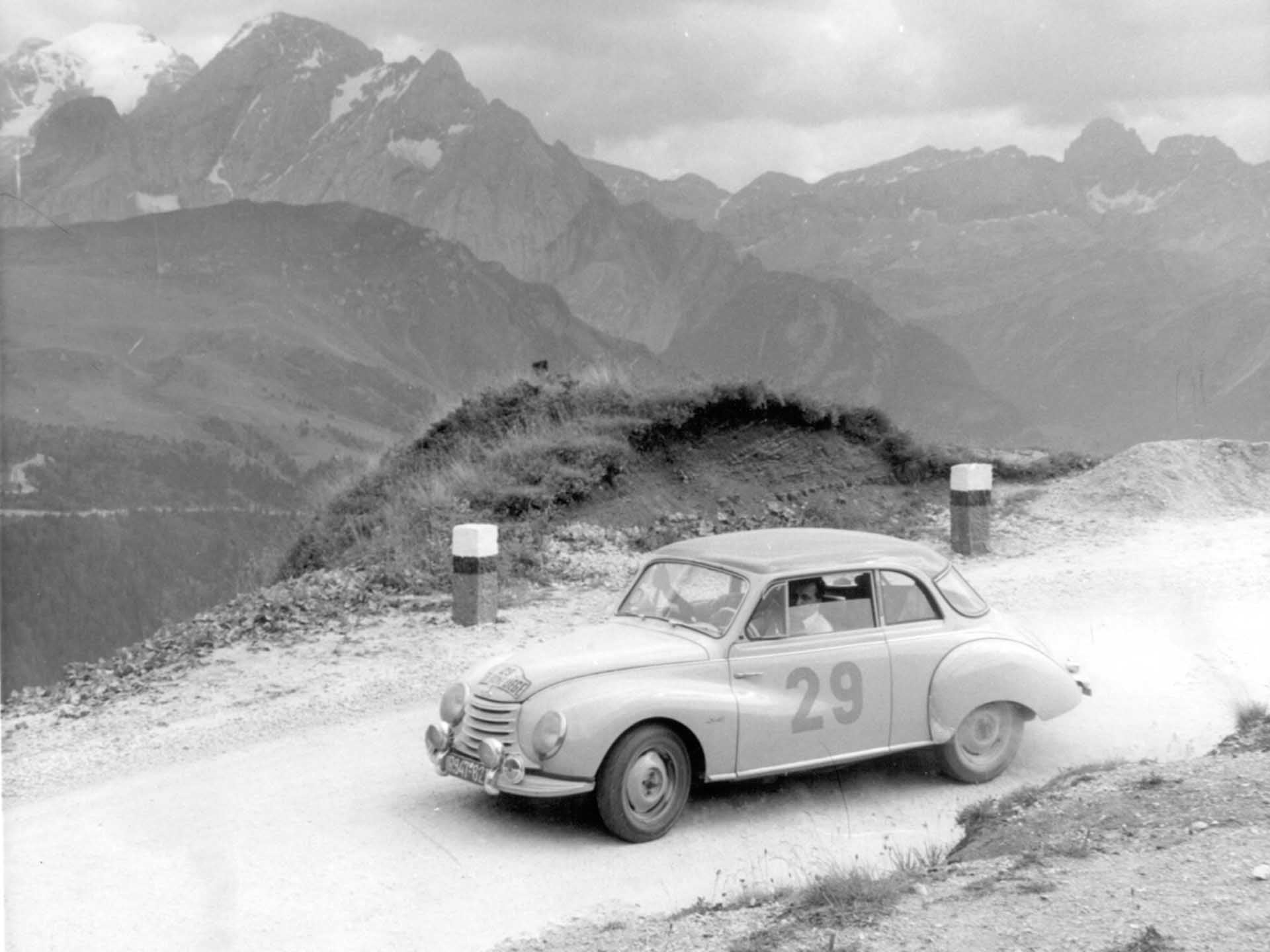 Das Foto zeigt ein DKW-Rallyeauto auf Schotter.