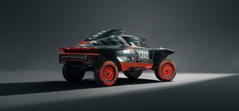 Audi RS Q e-tron fotad snett bakifrån i en studio.