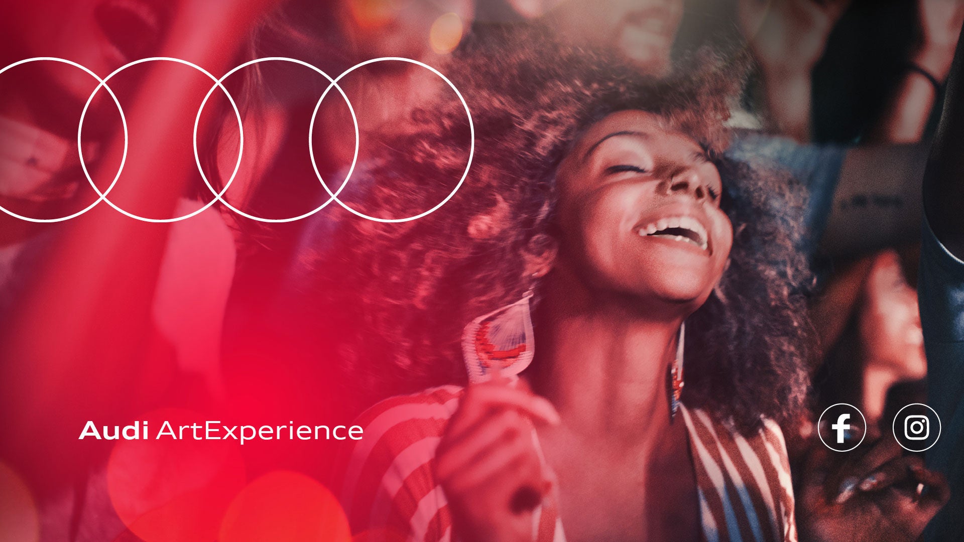 Frau mit großen Ohrringen lächelt mit geschlossenen Augen, roter Farbeffekt links mit weißem Audi- und Audi ArtExperience-Logo.
