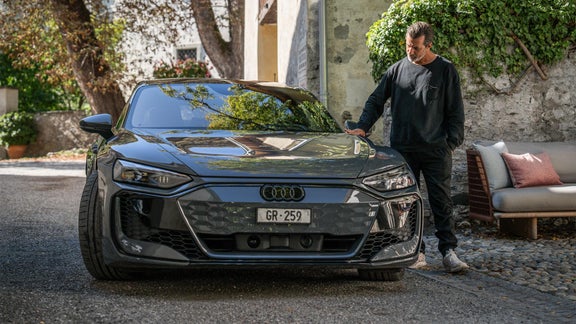 Andreas Caminada neben seinem Audi RS e-tron GT