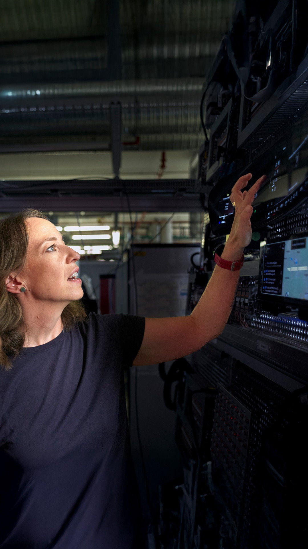 Melanie Limmer zeigt einer Kollegin etwas an einem Gerät