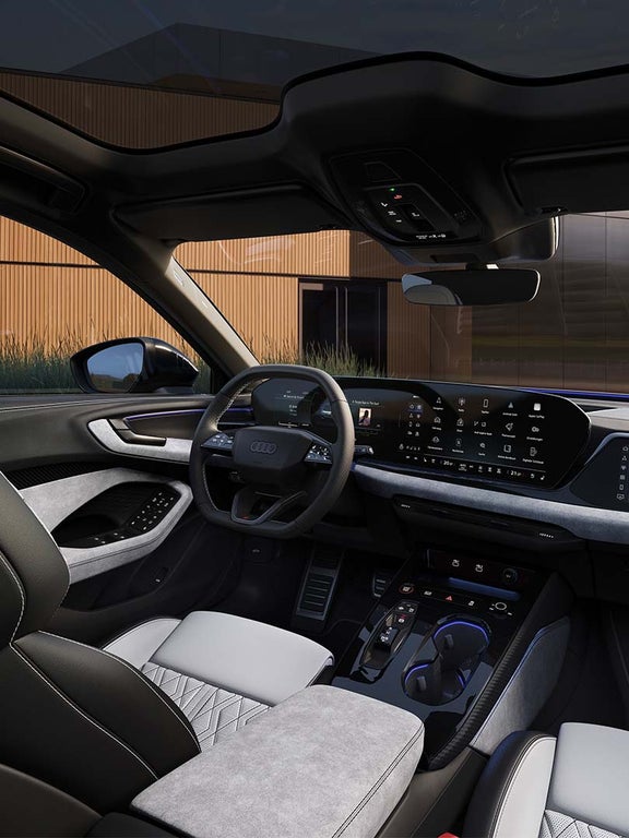 Innenraum eines Audi S5 Avant mit schwarzer und heller Kontrastausstattung, Fokus auf das Cockpit.