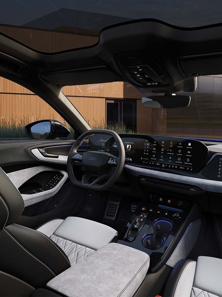 Innenraum eines Audi S5 Avant mit schwarzer und heller Kontrastausstattung, Fokus auf das Cockpit.