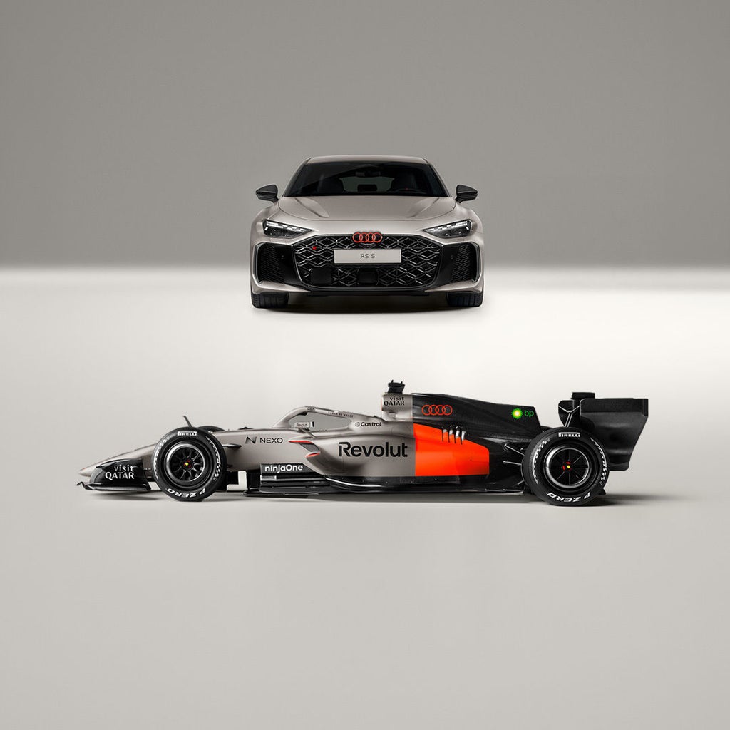 Frontansicht eines grauen Audi RS 5 Avant über der Seitenansicht eines silber-schwarzen Formel-1-Wagens, dem R26 mit roten Akzenten.