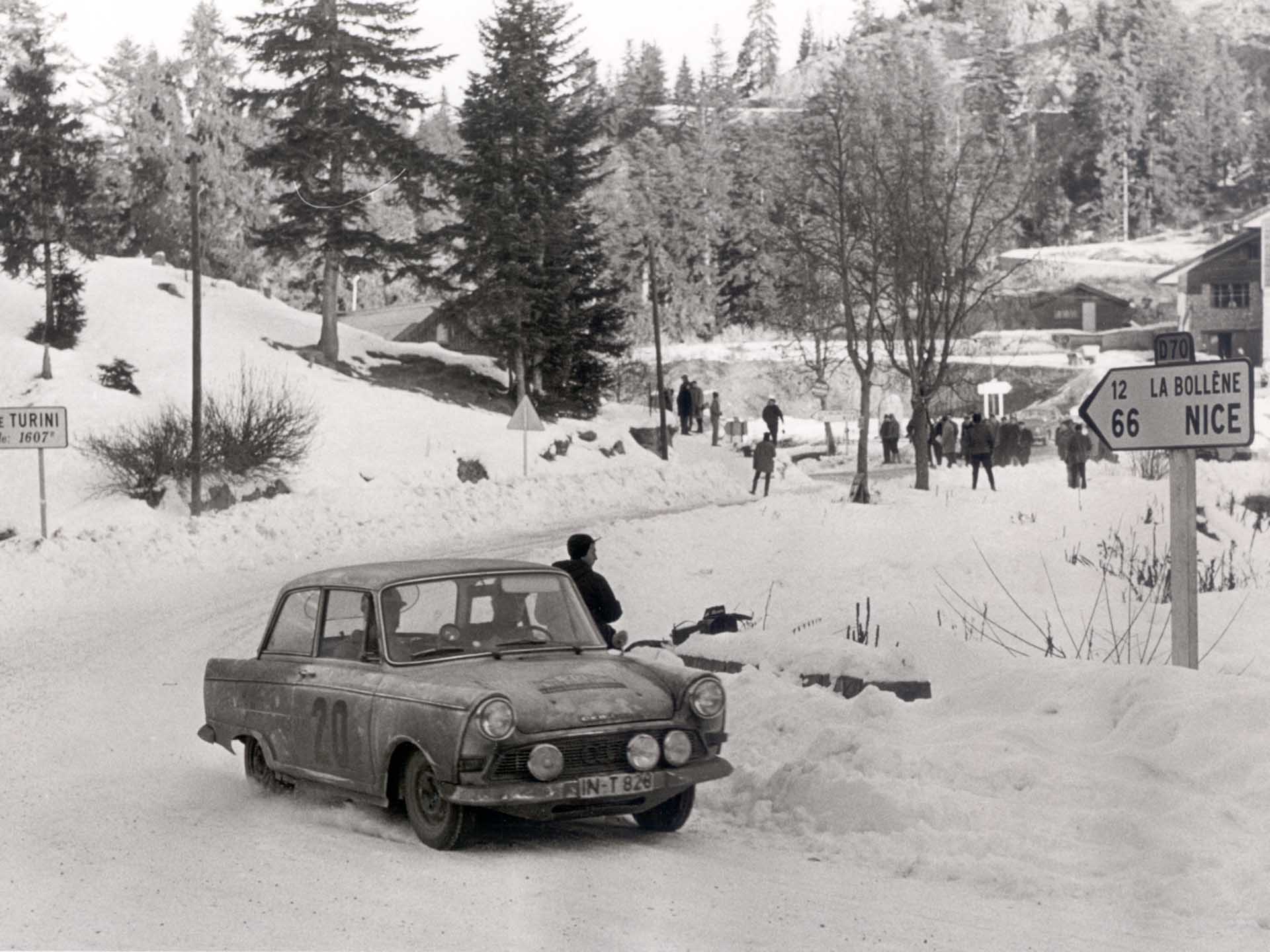 Das Foto zeigt ein DKW-Rallyeauto auf Schnee.