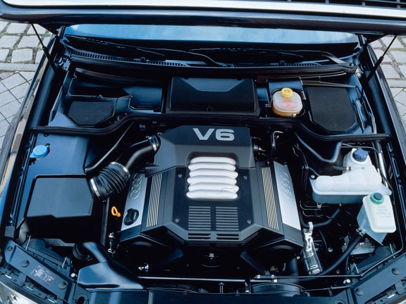 Interior view of the engine compartment of an Audi A8 2.8 quattro with a V6 engine