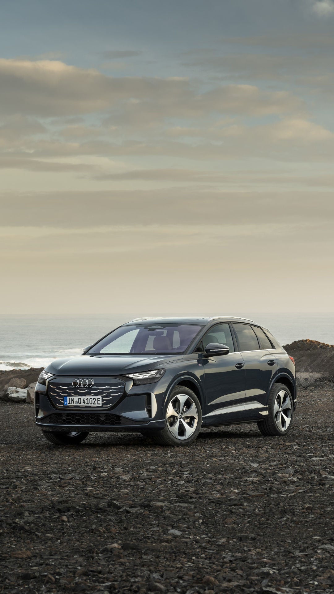 Q4 e-tron in Lavender gray, Q4 Sportback e-tron in Sage green metallic, outdoor static photo