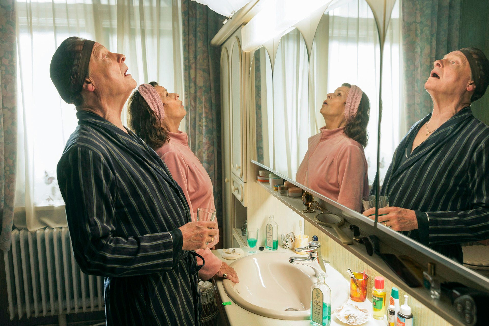 Die Großeltern von Joachim führen im Badezimmer ein merkwürdiges Ritual durch.