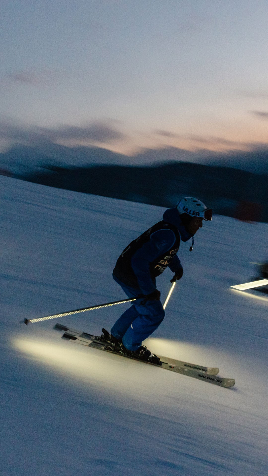 Foto de los esquiadores iluminados con palos de la e-tron ski night de Baqueira Beret. 