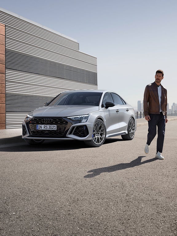 Audi RS 3 performance edition w kolorze Arrow Grey Pearl Effect.