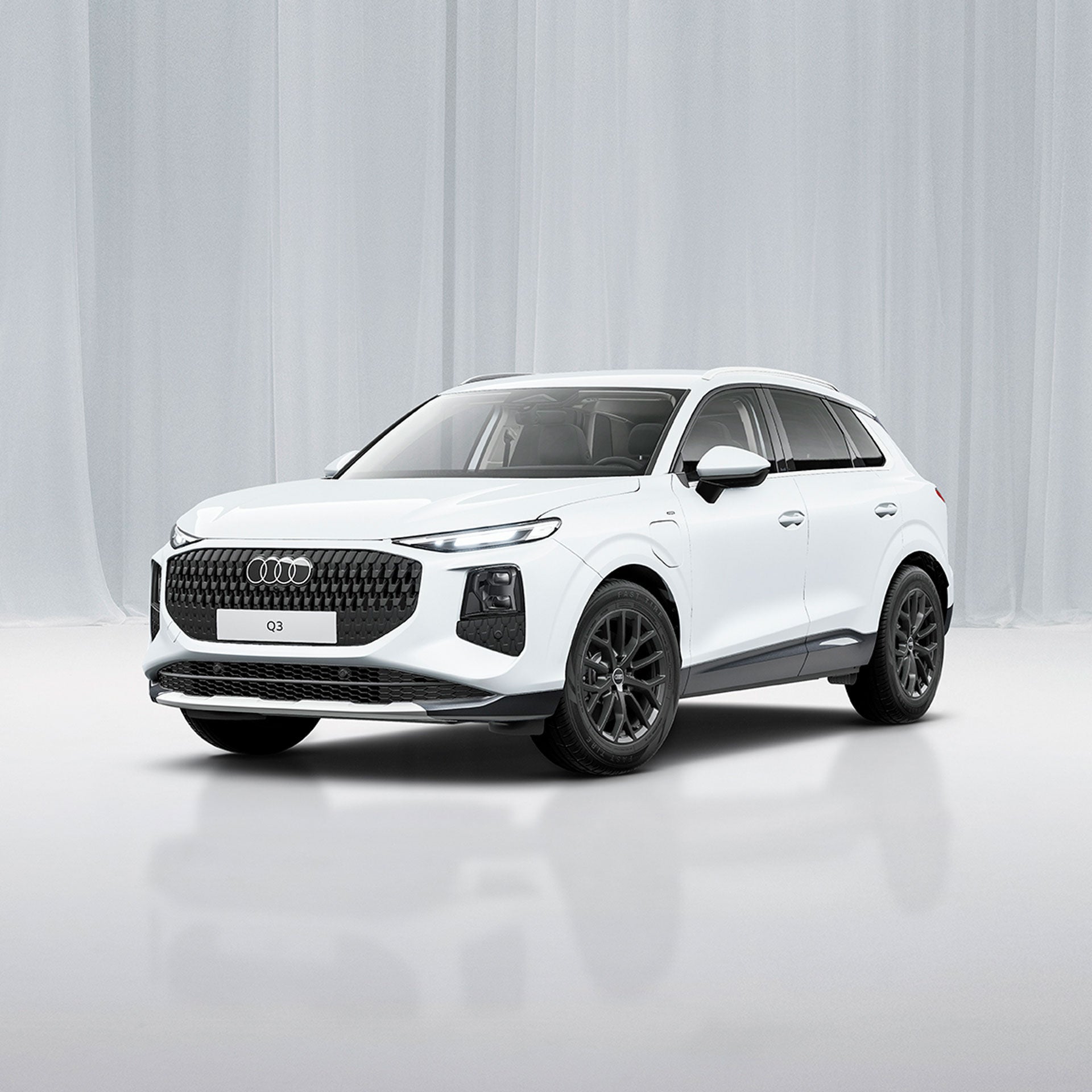Weißer Audi Q3 e-hybrid vor einem modernen Gebäude in 3/4 Ansicht