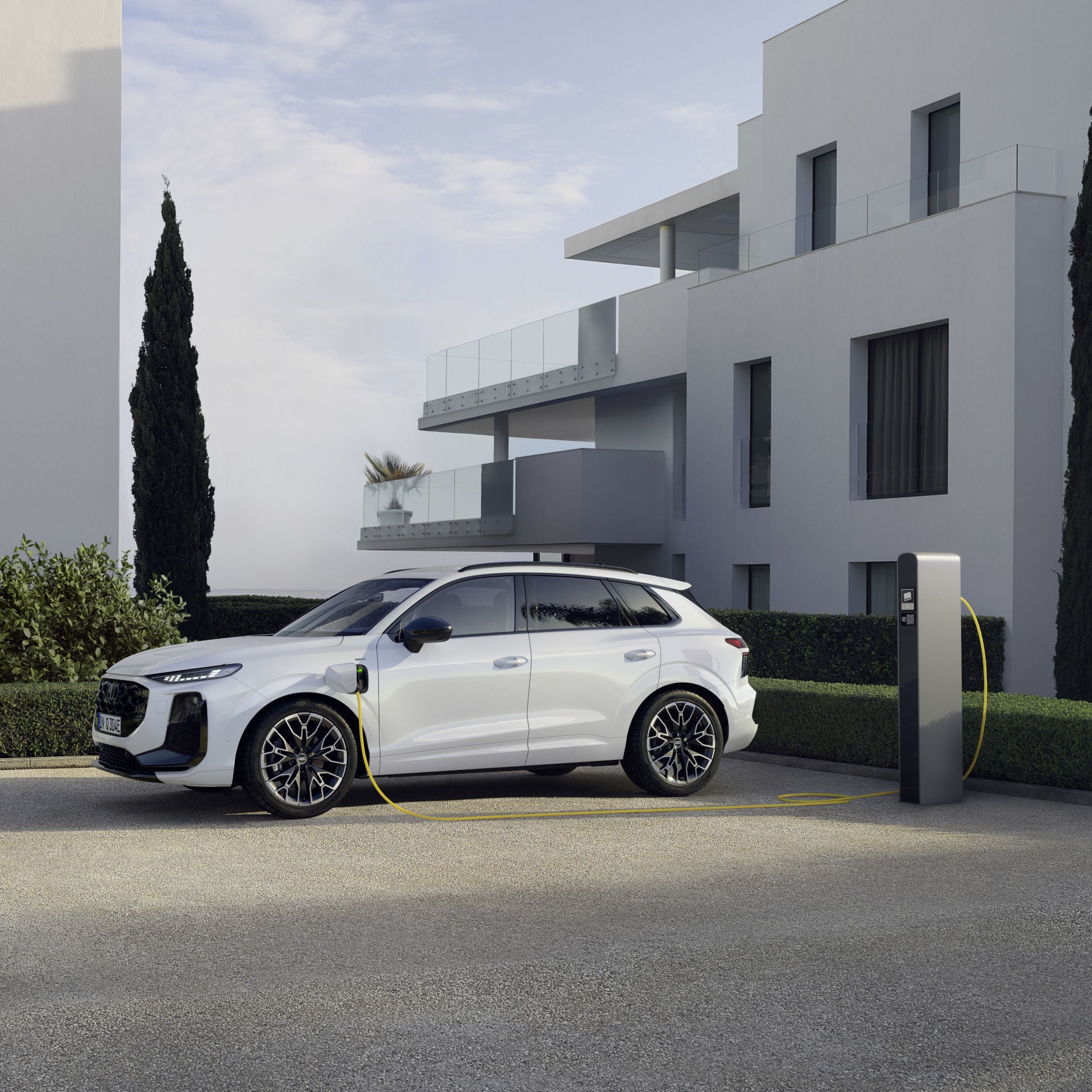 De Audi Q3 e-hybrid voor twee witte wooncomplexen.