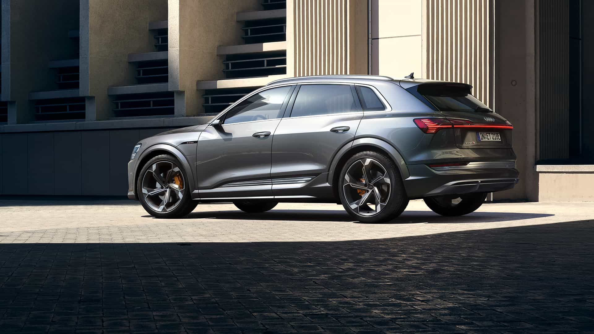 Side view Audi e-tron S