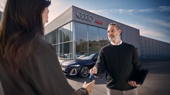 Un edificio con el logotipo de Audi. 