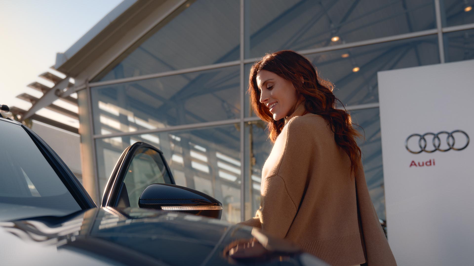 Frau stehend vor Audi Partner