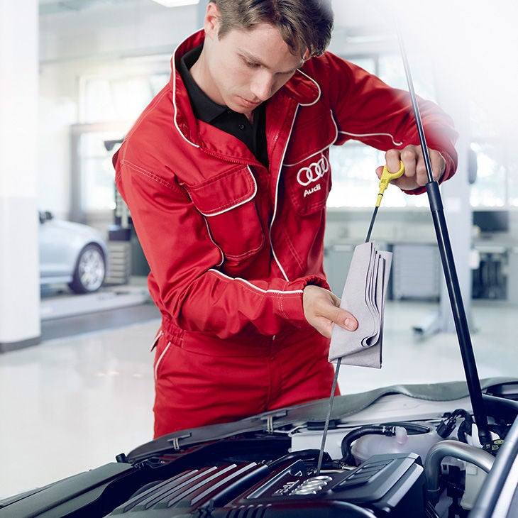 Foto del cambio de aceite original Audi en un Servicio Oficial Audi. 