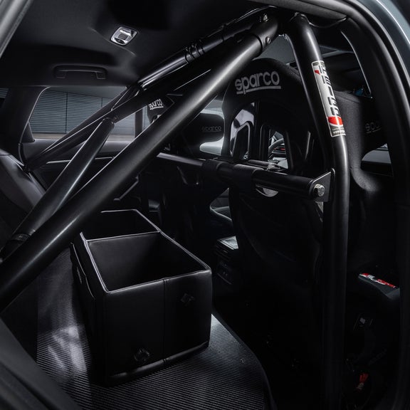 Blick auf den Innenraum eines Audi RS 3 driving experience mit Überrollkäfig, Schalensitzen und Rennsportausstattung.