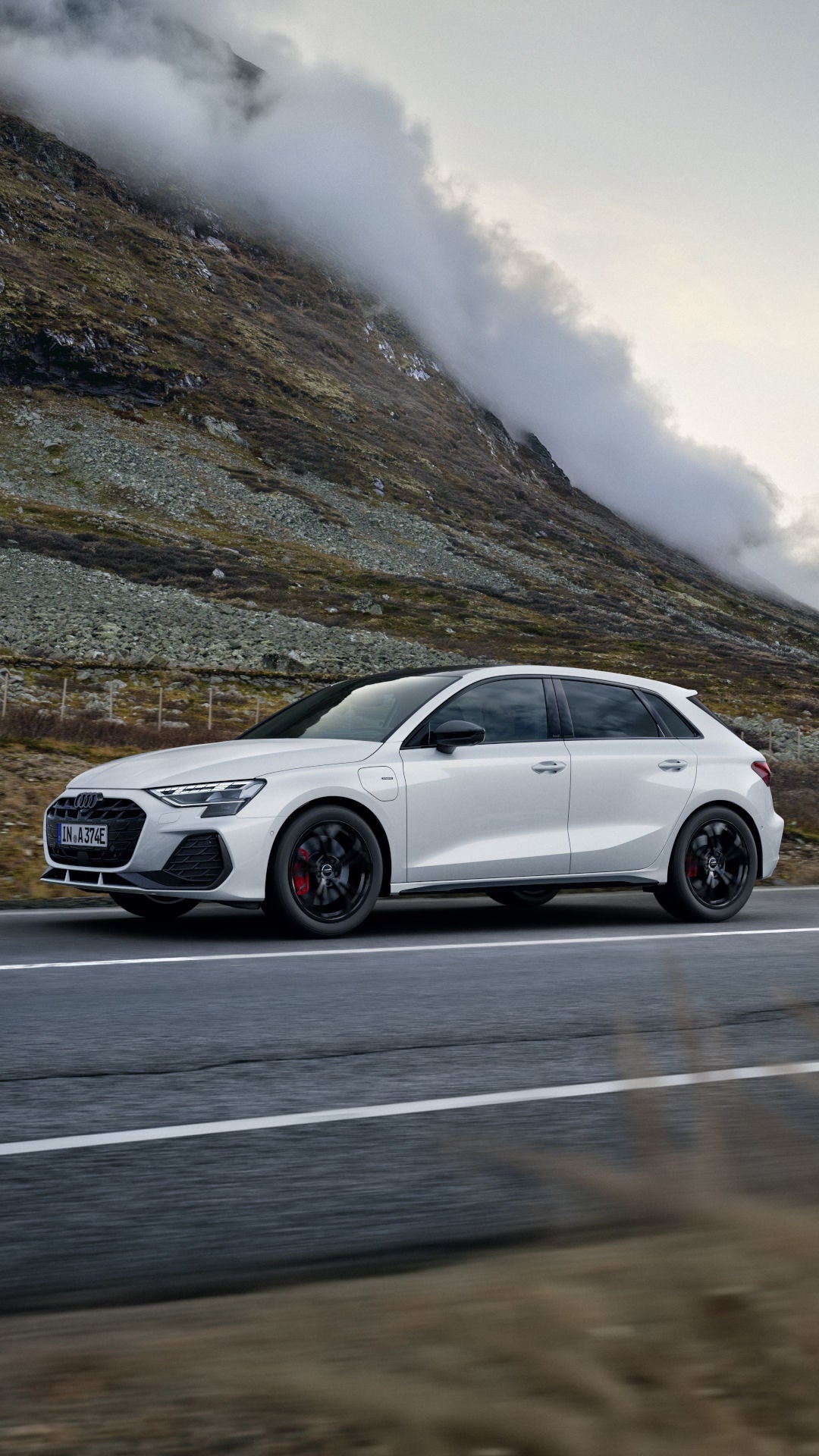 De A3 Sportback met bergen op de achtergrond