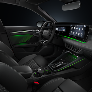 Blick von der Beifahrerseite auf das Cockpit mit Lenkrad, Mittelkonsole, digitale Displays und das Ambiente-Licht.