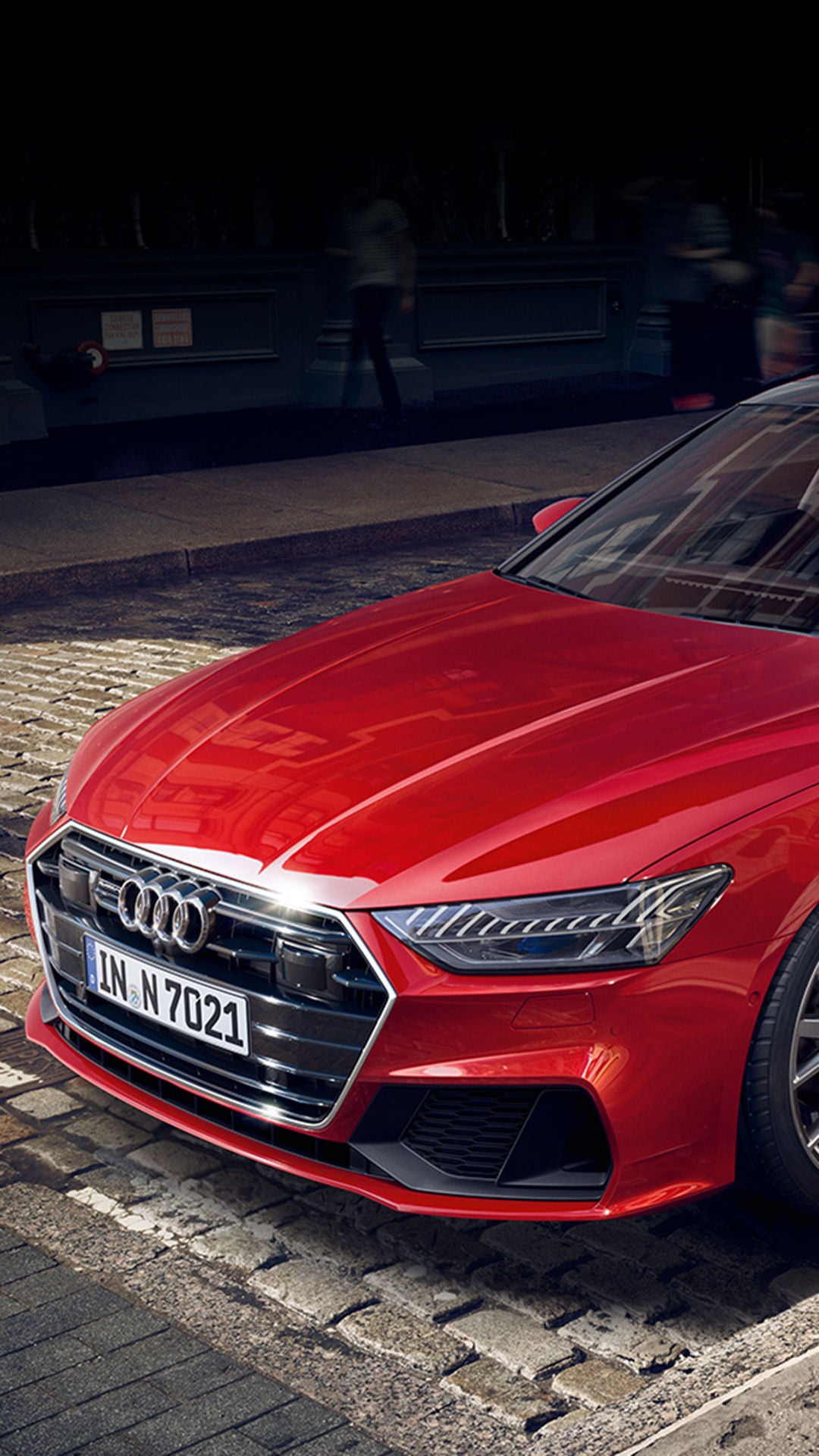 Parkender roter Audi