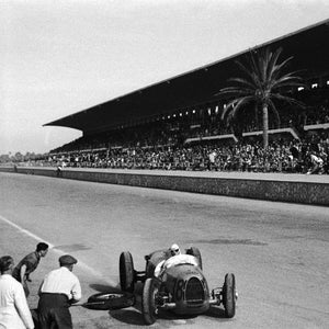 Tazio Nuovolari alla guida della sua vettura da gara