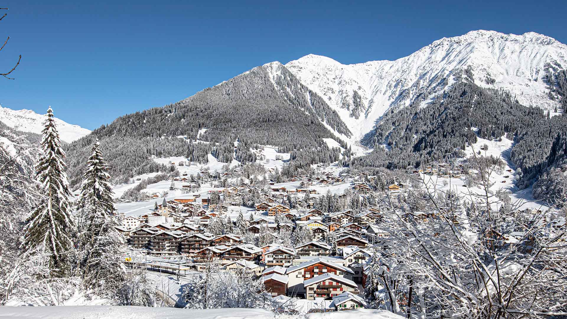 Klosters das Dorf im Winter von oben gesehen.
