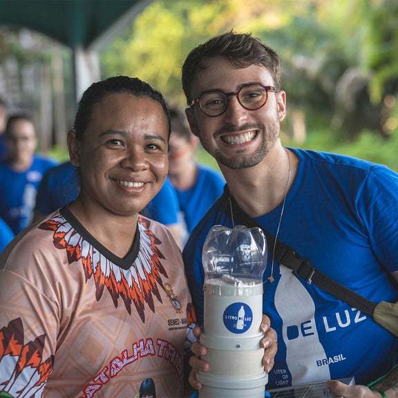 Eine Frau und ein Mann posieren mit einer Lichtquelle.