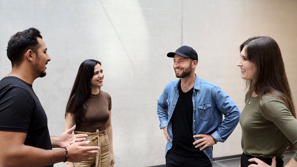 Sebastian Kister ist mit Kollegen im Gespräch