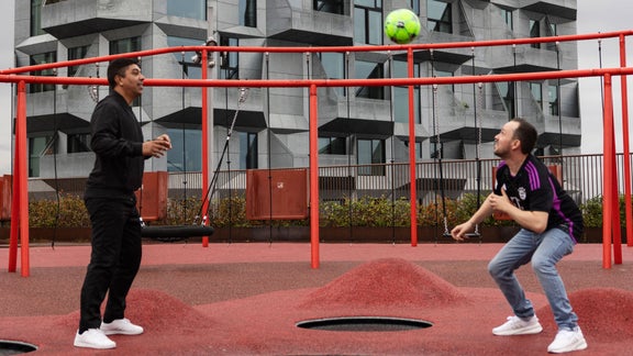 Zwei Männer spielen Fußball