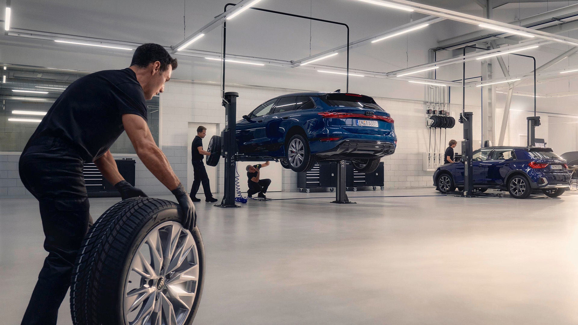 Foto de un cambio de neumáticos de un Audi.