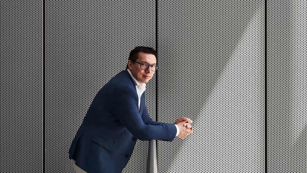 Giorgio Delucchi oparty o poręcz.