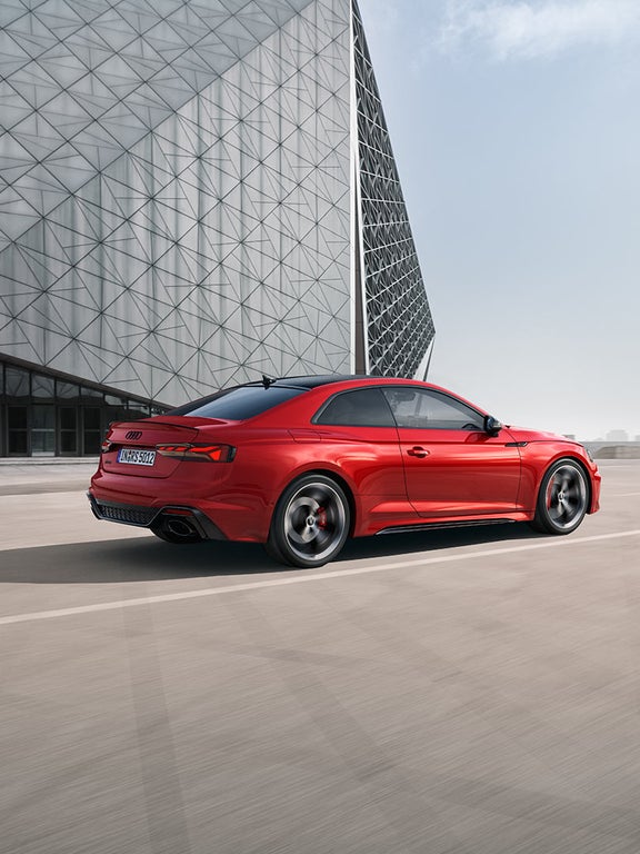 Foto desde el lateral trasero de un Audi RS 5 Coupé Competition plus. 