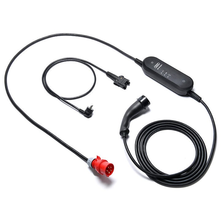 Foto de la carga eléctrica en casa de un modelo eléctrico de Audi con el cargador e-tron compact. 