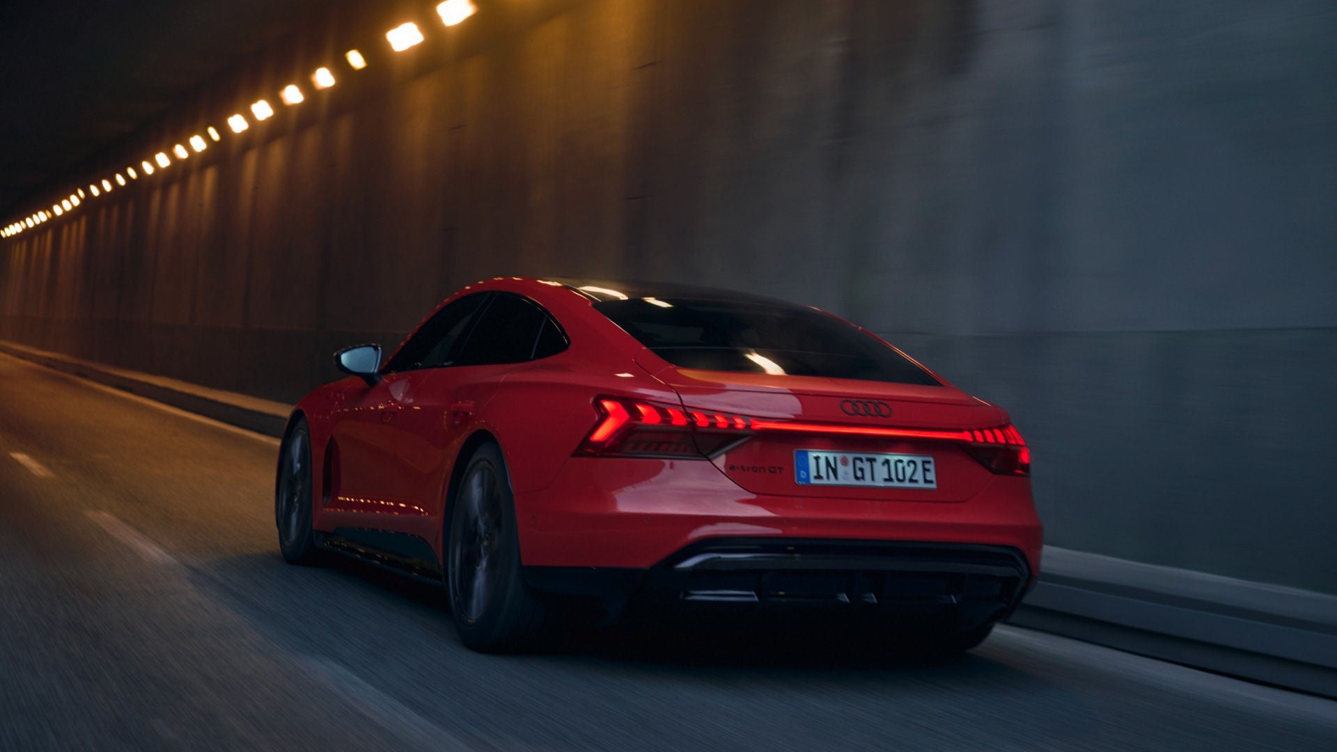 Ein Audi e-tron GT fährt durch einen Tunnel.