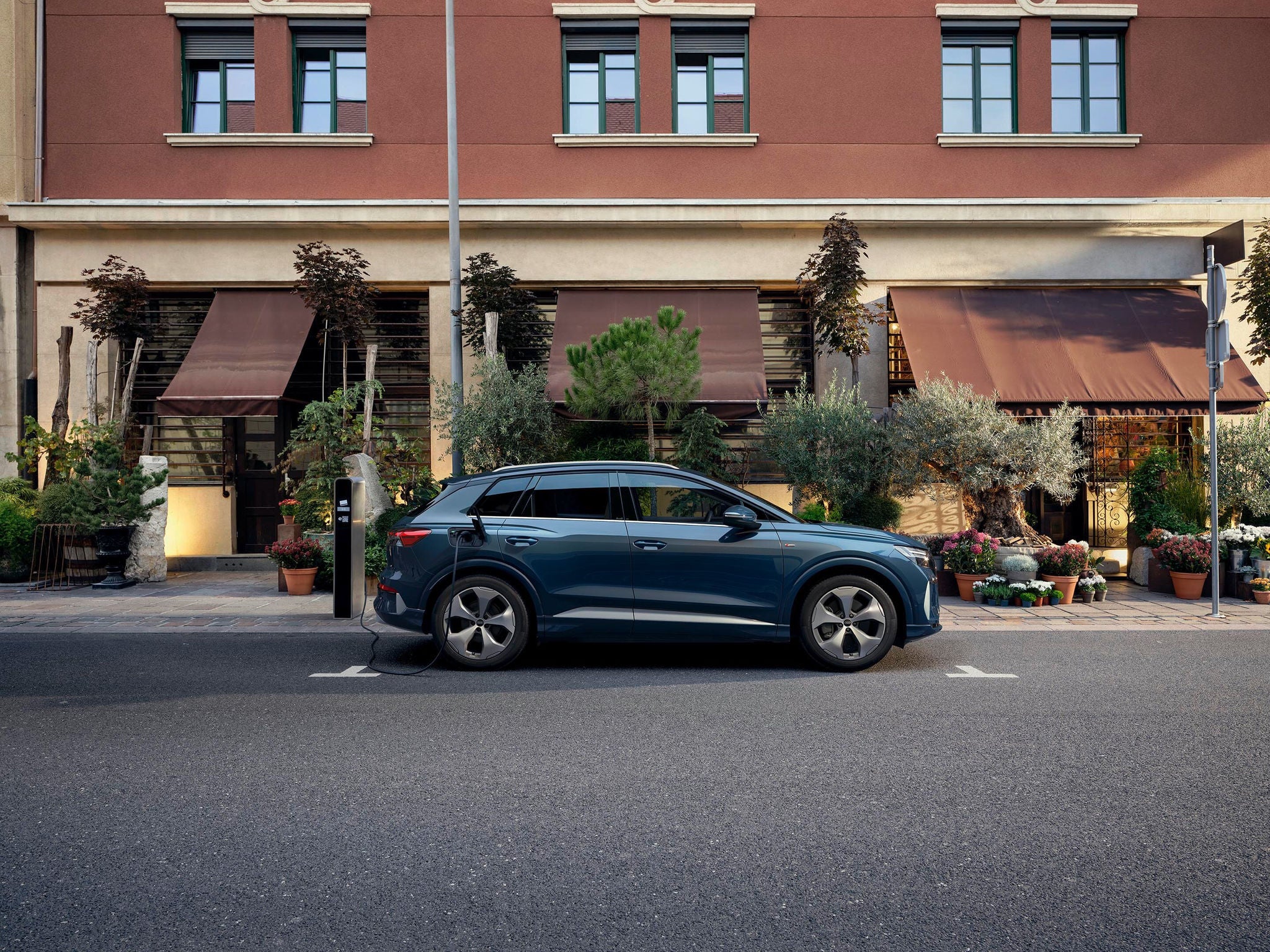 Side view of the all-new Q4 e-tron in blue.
