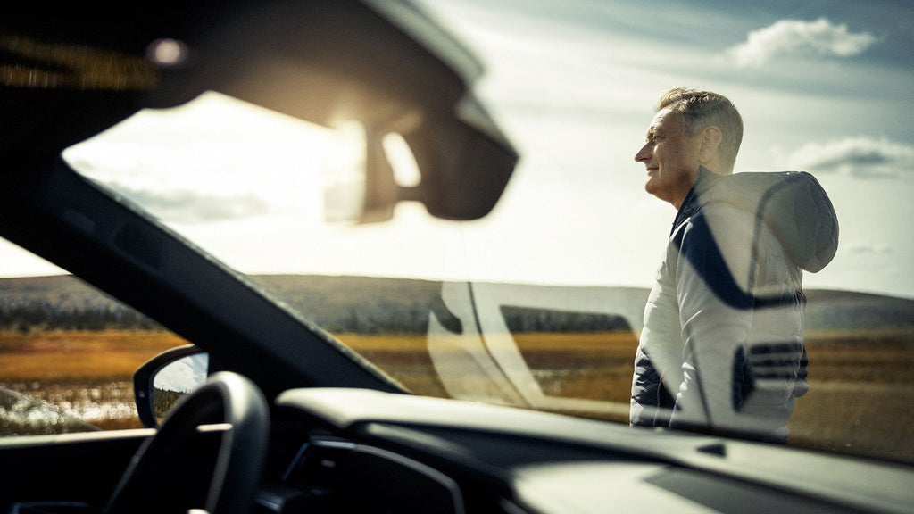 Stefan Sjöstrand utanför sin bil