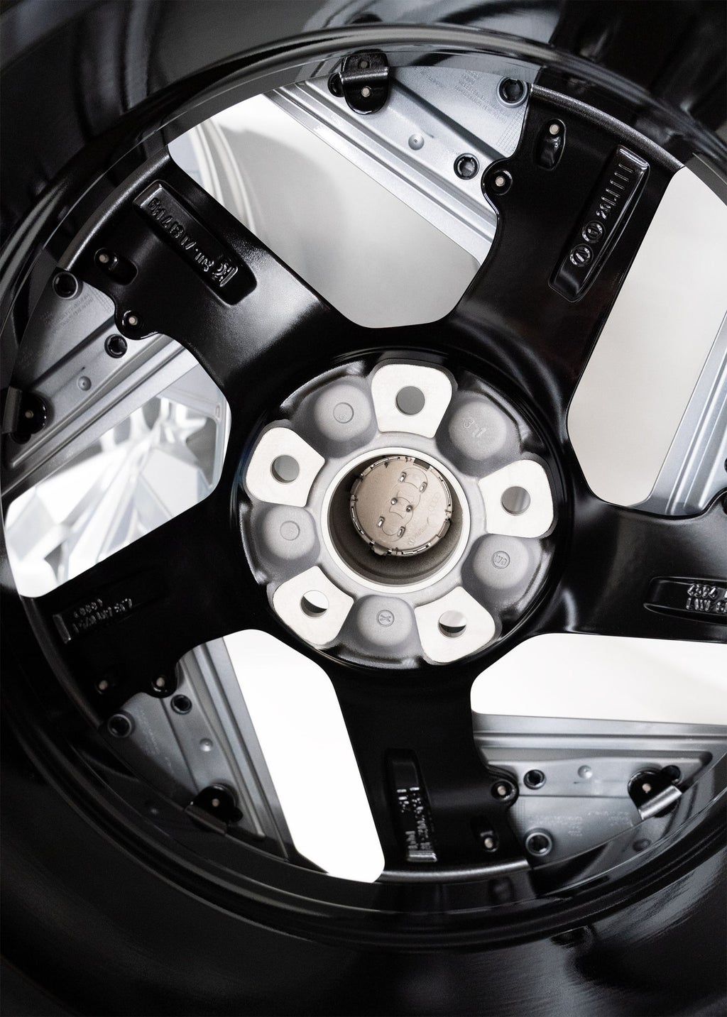 Un coup d'œil à l'intérieur de la jante à cinq branches.